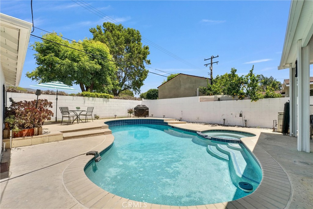 347 W Meacham