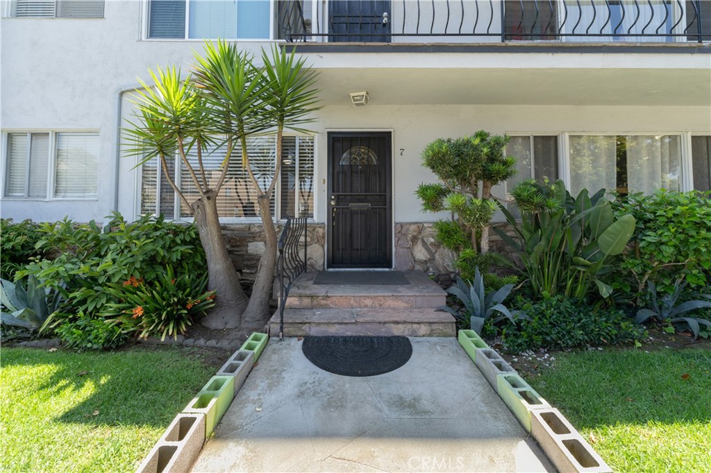 100 Cerritos Avenue 7