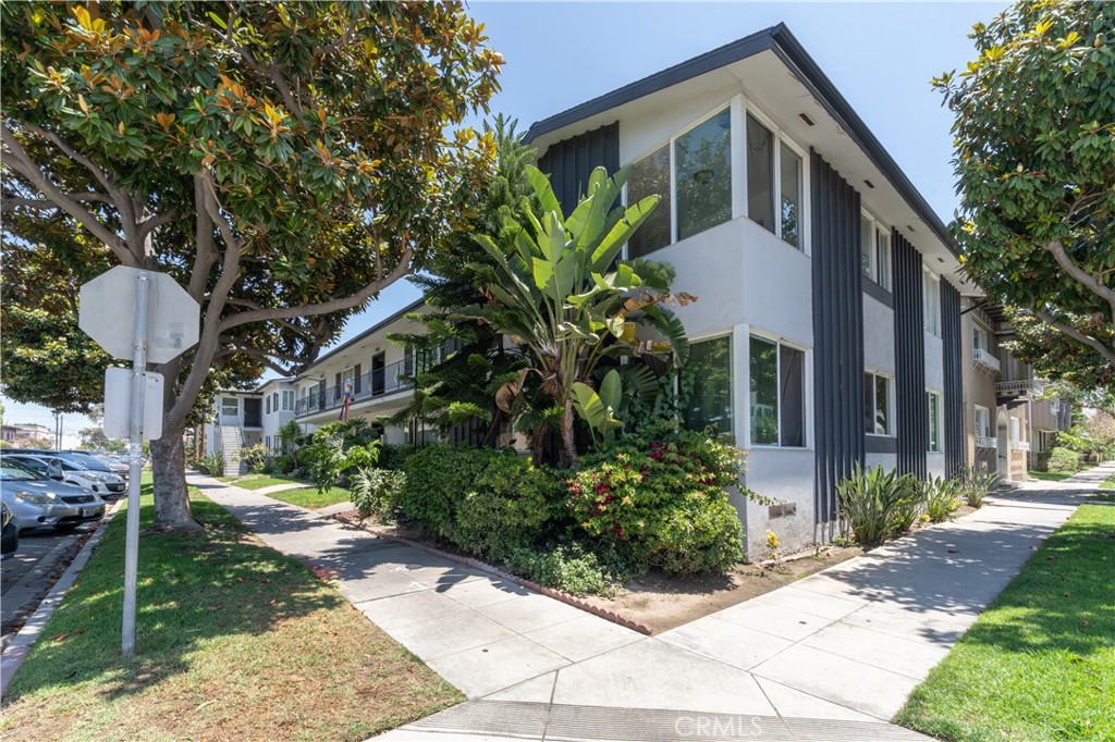 100 Cerritos Avenue 7