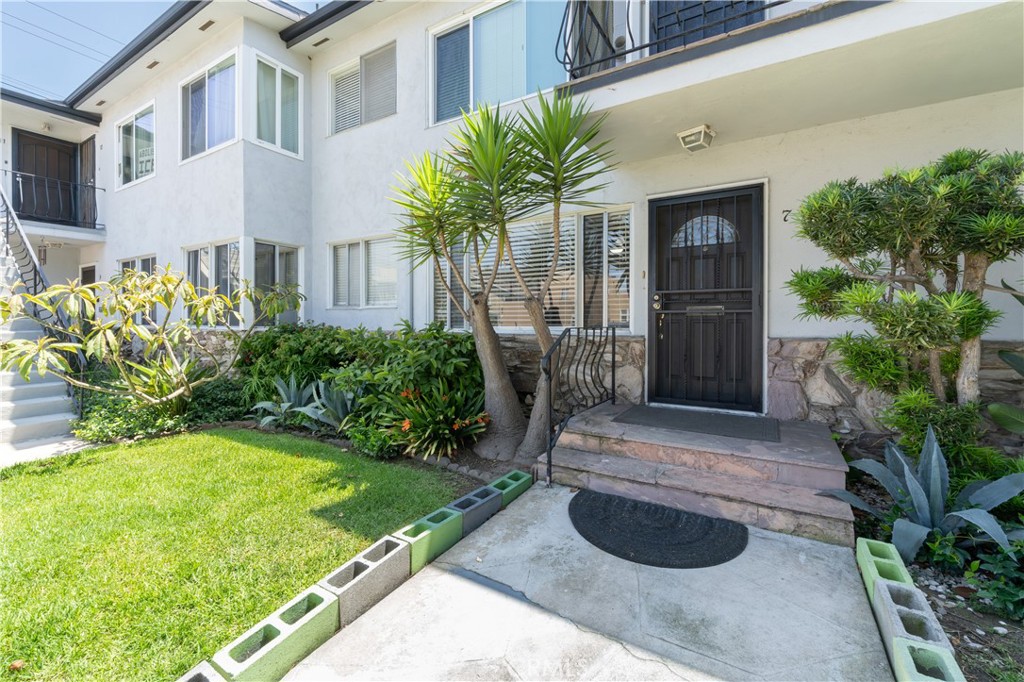 100 Cerritos Avenue 7