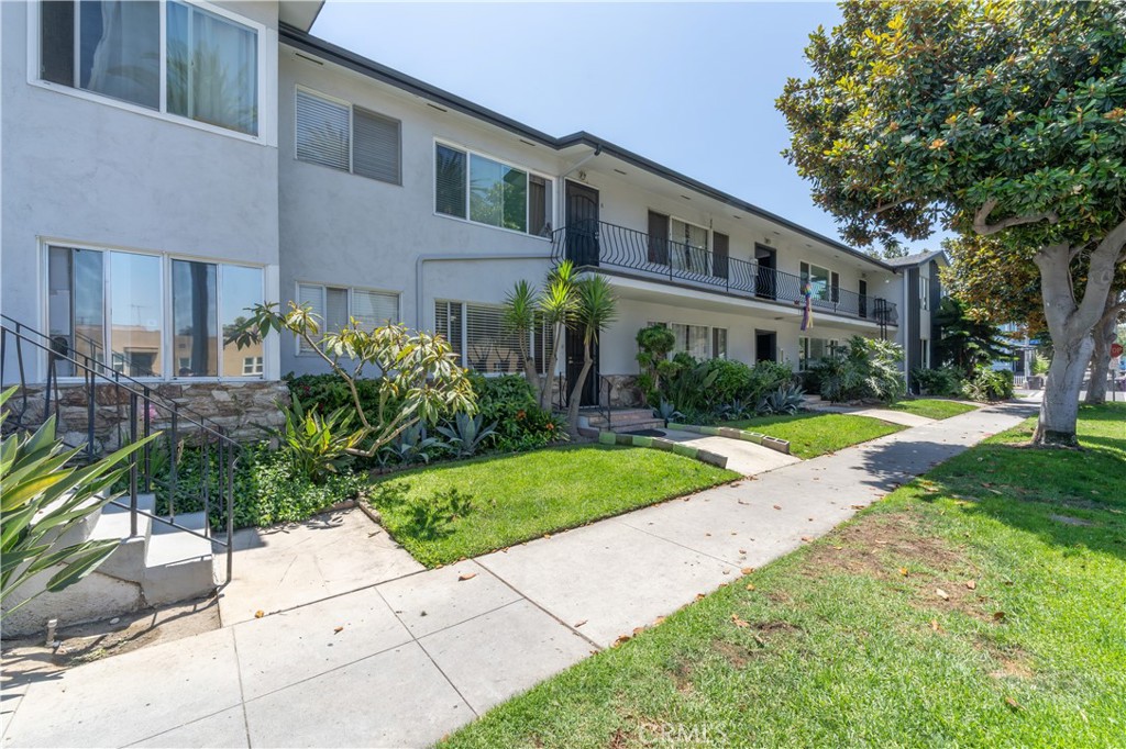 100 Cerritos Avenue 7