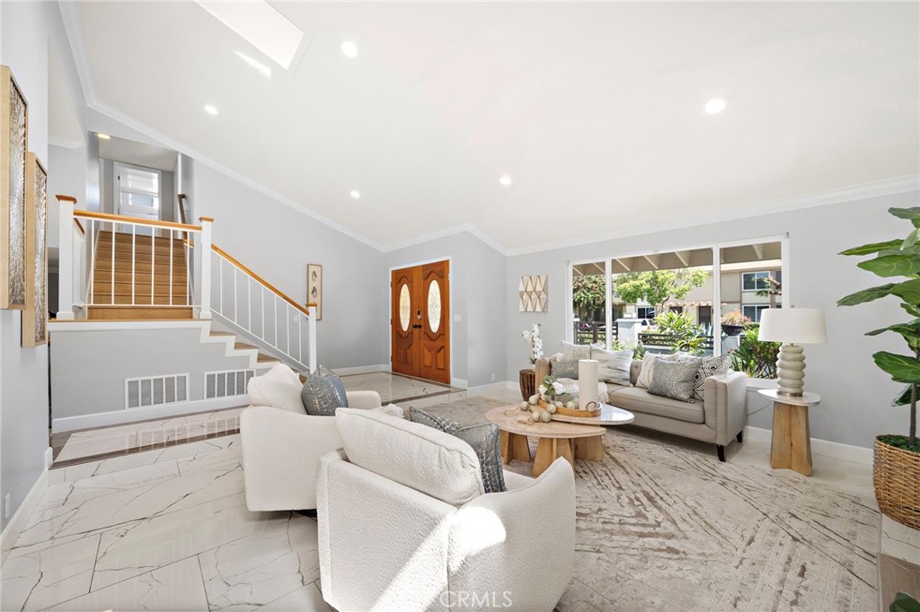 210 W Alton Avenue