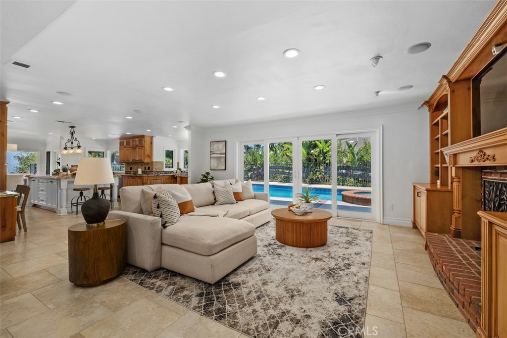 5780 E River Valley