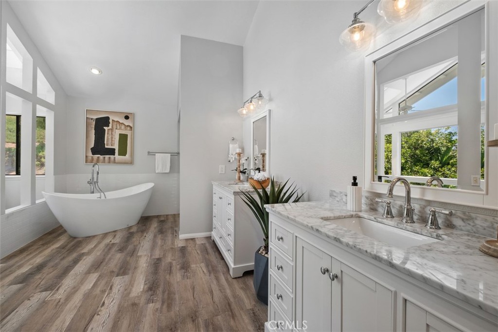 5780 E River Valley
