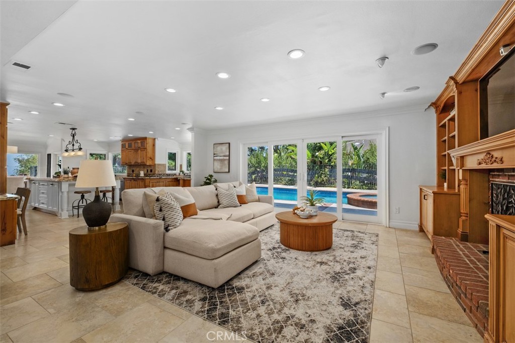5780 E River Valley