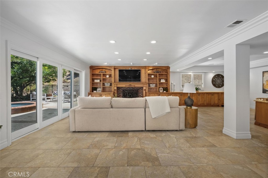 5780 E River Valley