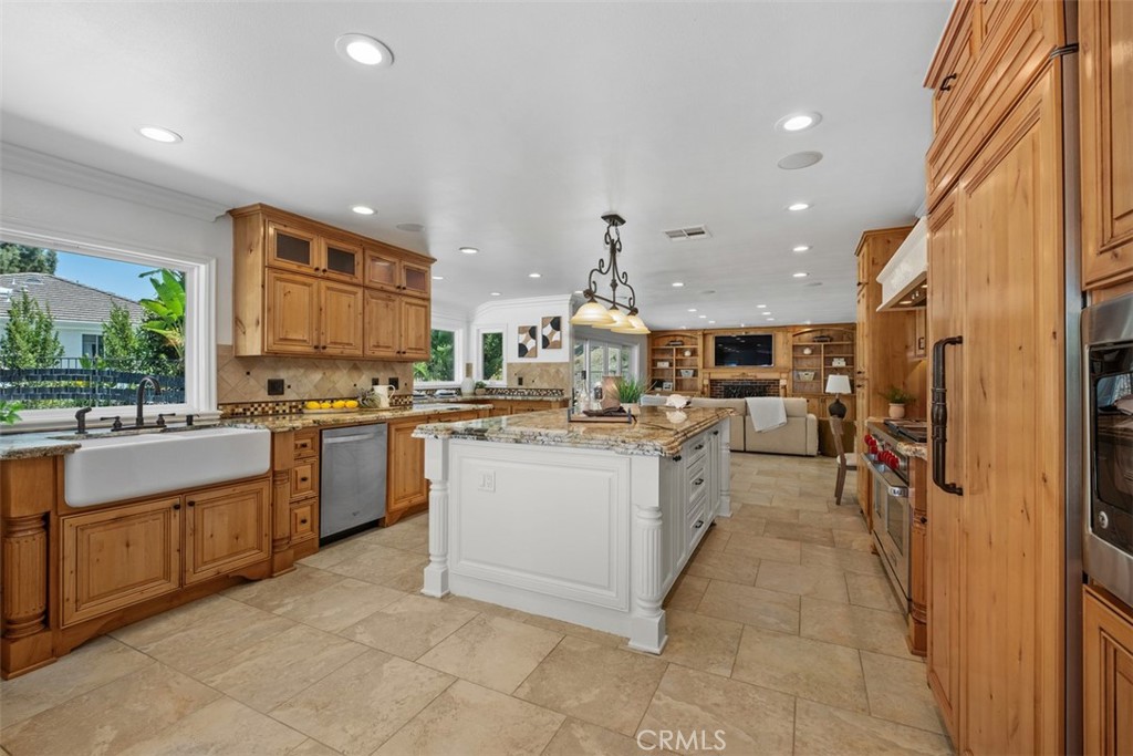 5780 E River Valley