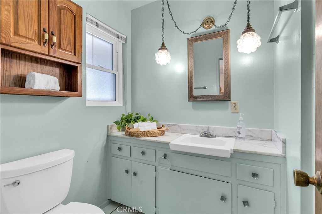 2832 E Virginia