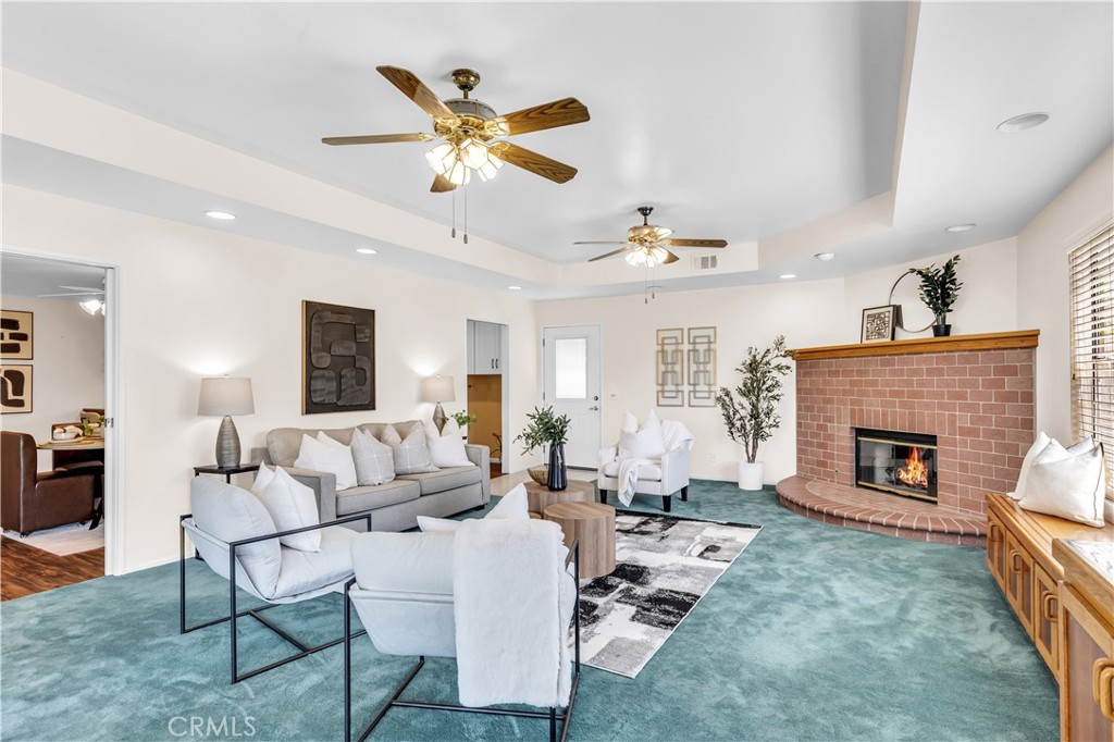 2832 E Virginia