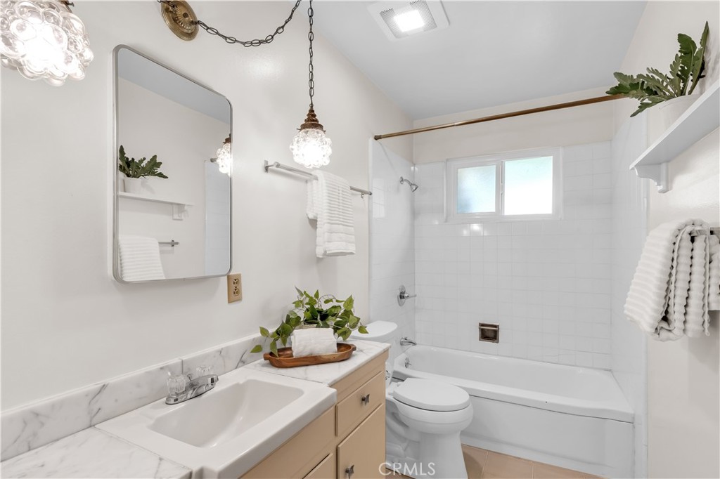 2832 E Virginia