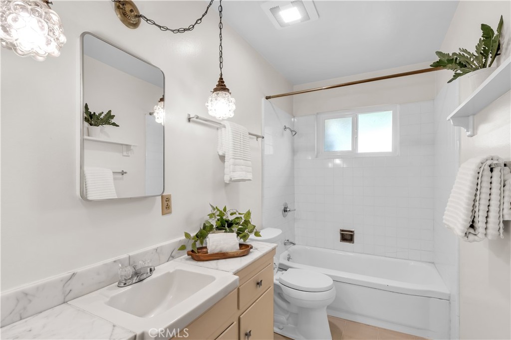 2832 E Virginia