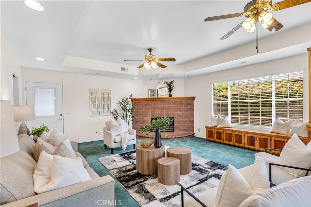 2832 E Virginia