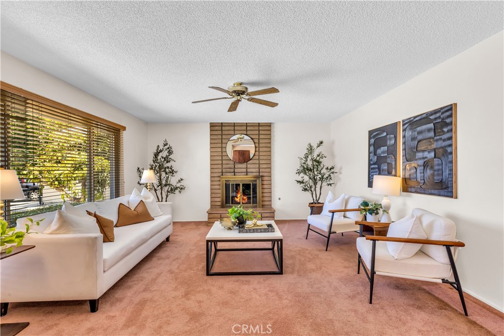 2832 E Virginia