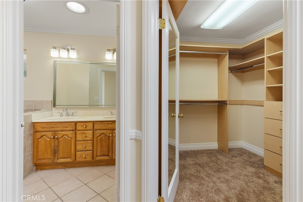 2051 W Elberon