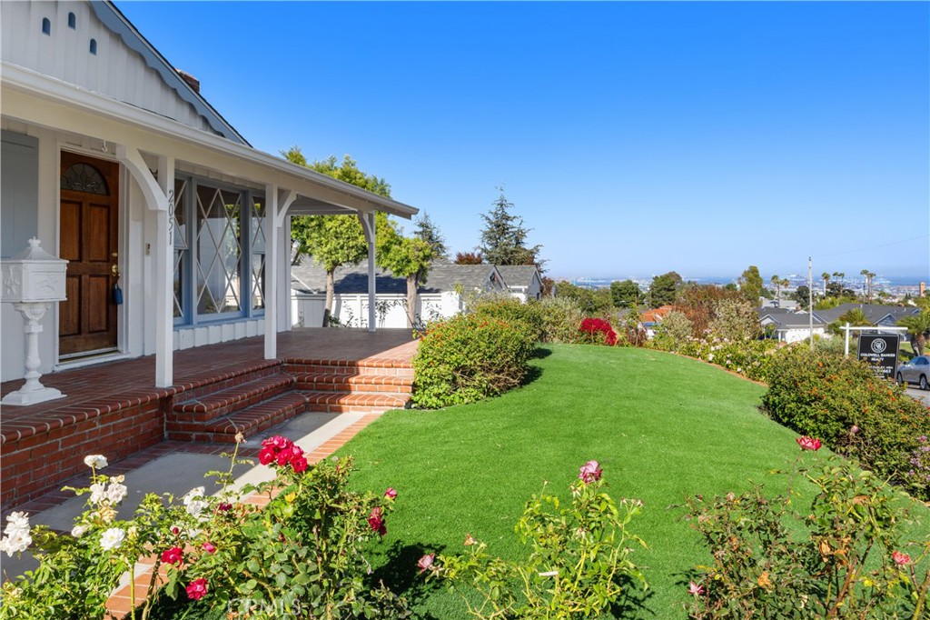 2051 W Elberon
