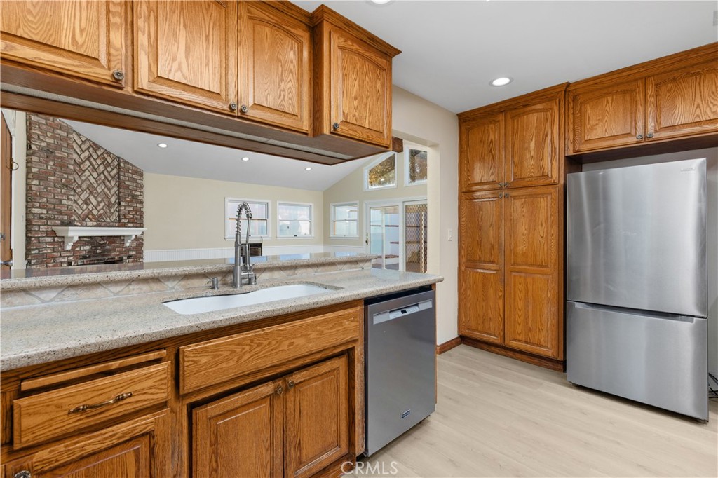 2051 W Elberon