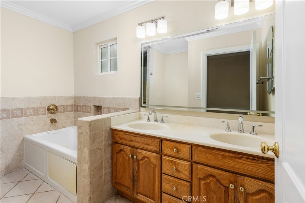 2051 W Elberon