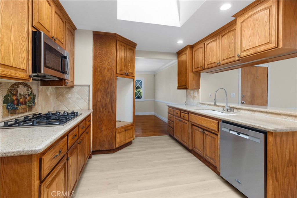 2051 W Elberon