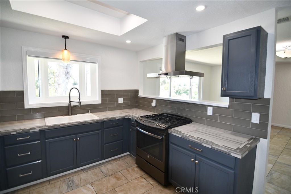 2161 Valley View