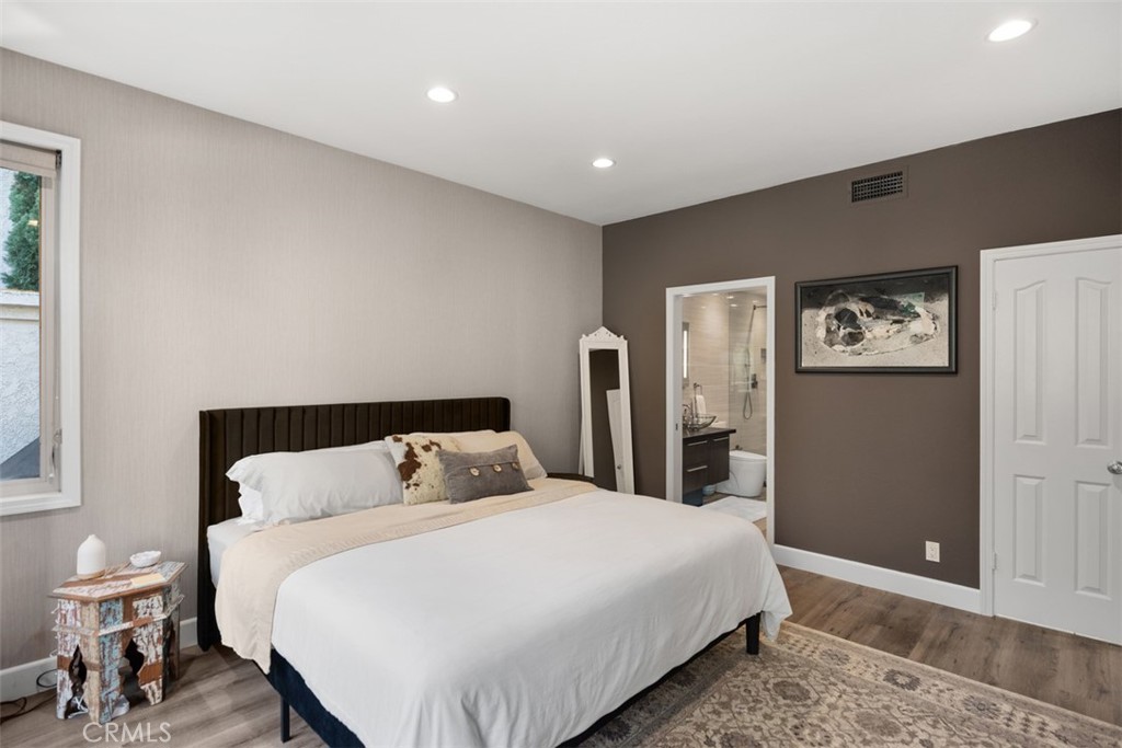 12 Dauphin