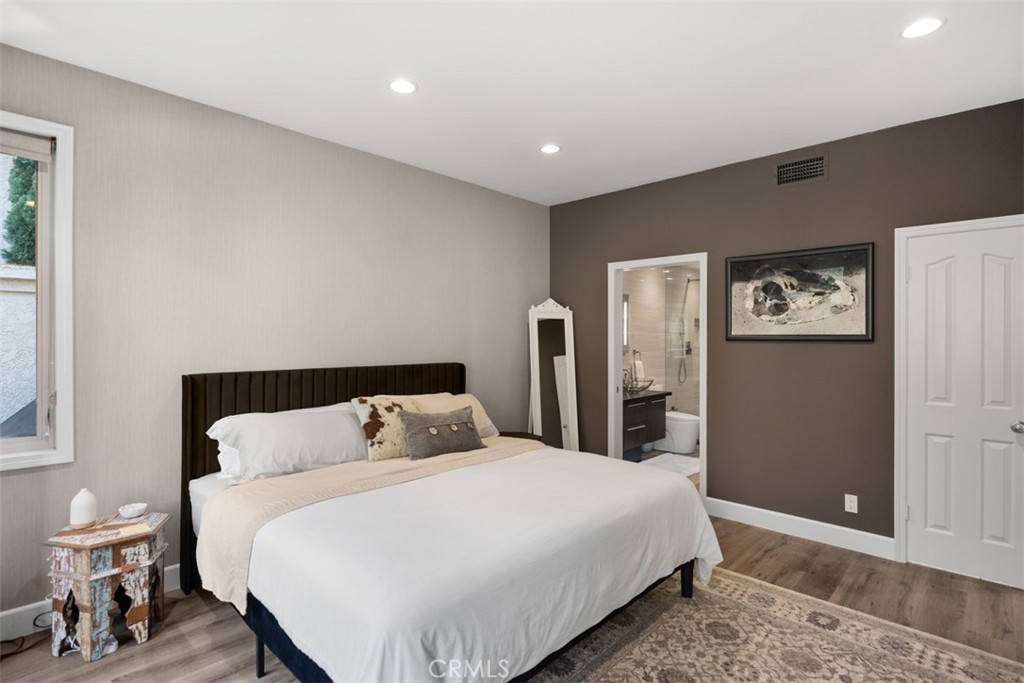 12 Dauphin