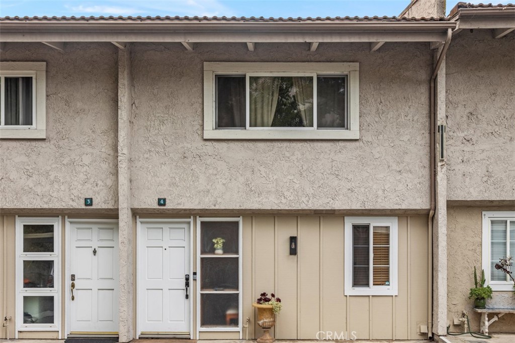 23821 Hillhurst 4
