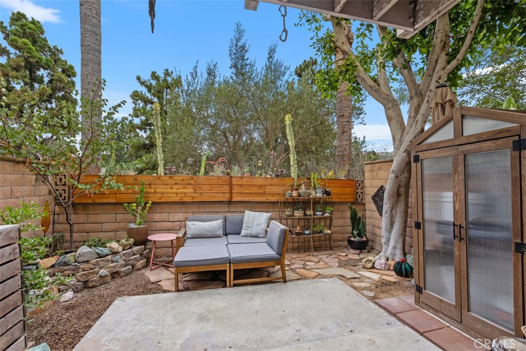 23821 Hillhurst 4