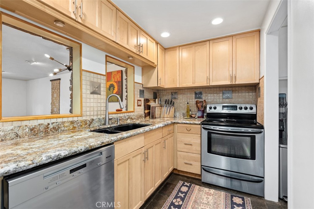 23821 Hillhurst 4