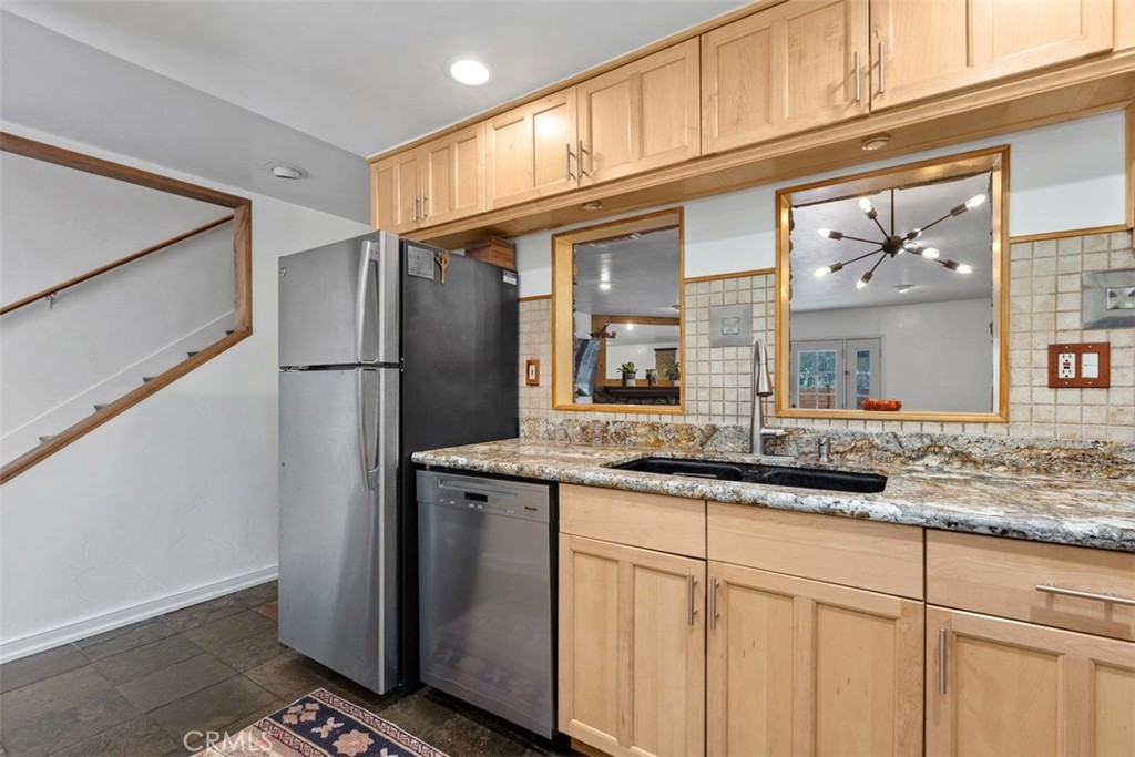 23821 Hillhurst 4