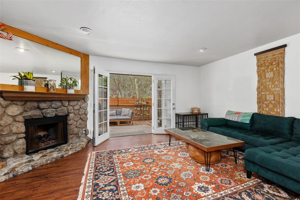 23821 Hillhurst 4