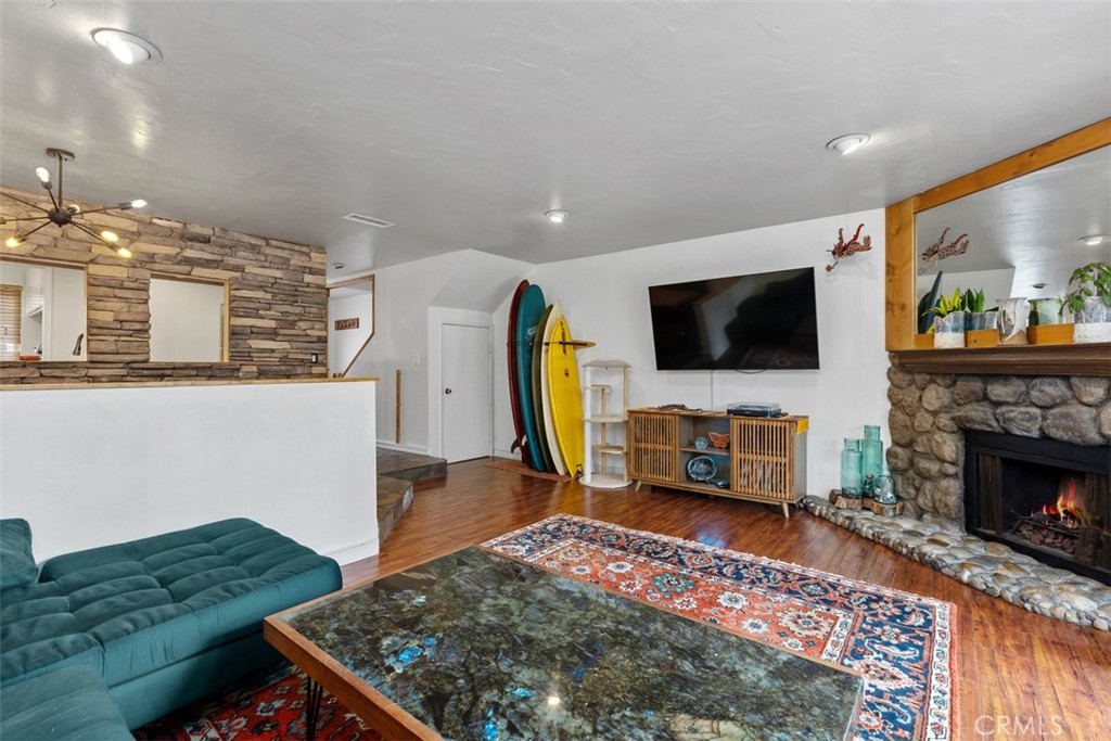 23821 Hillhurst 4