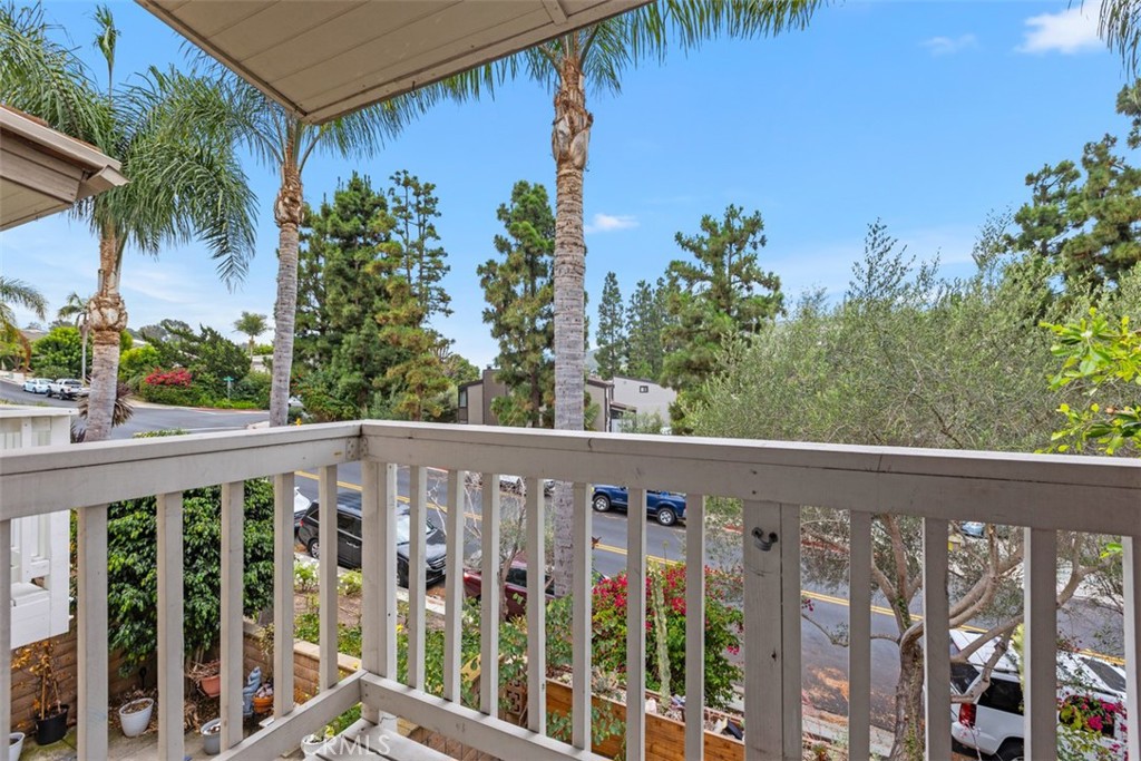 23821 Hillhurst 4