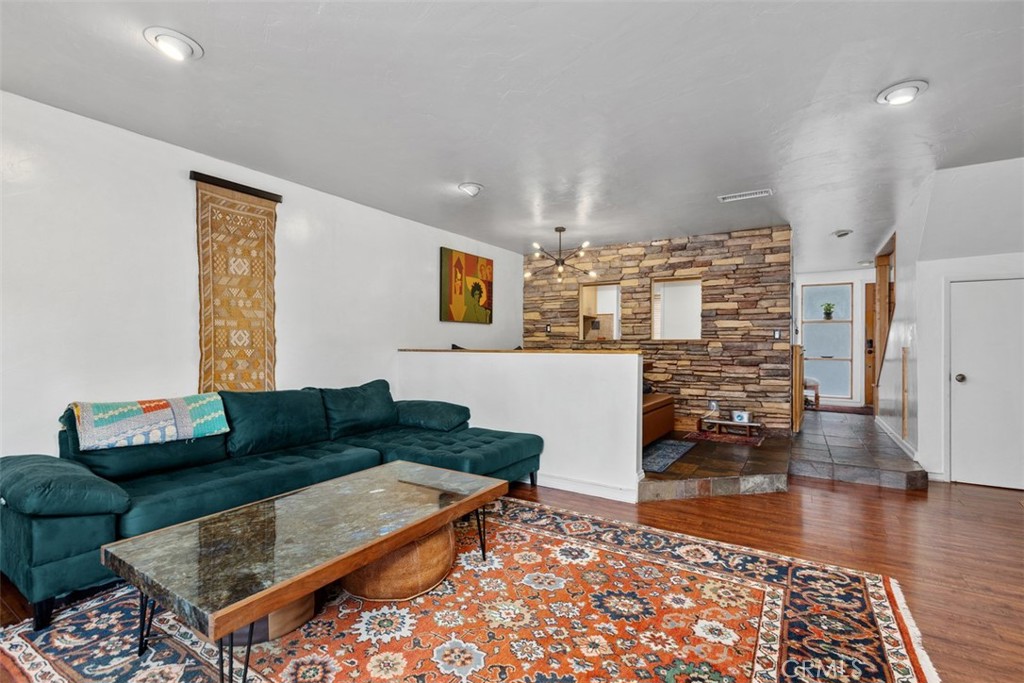 23821 Hillhurst 4