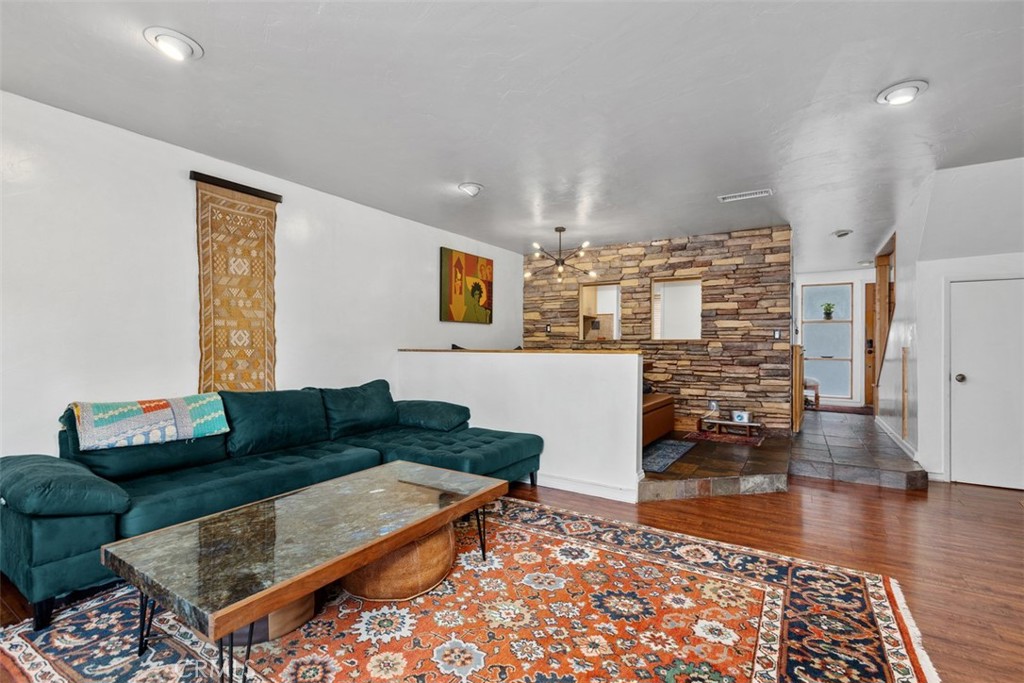 23821 Hillhurst 4