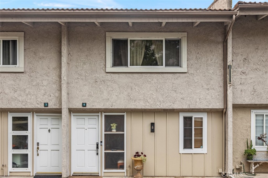 23821 Hillhurst 4