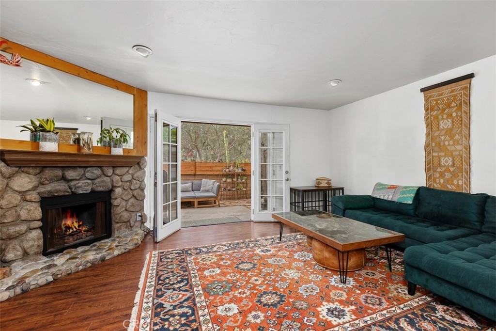 23821 Hillhurst 4
