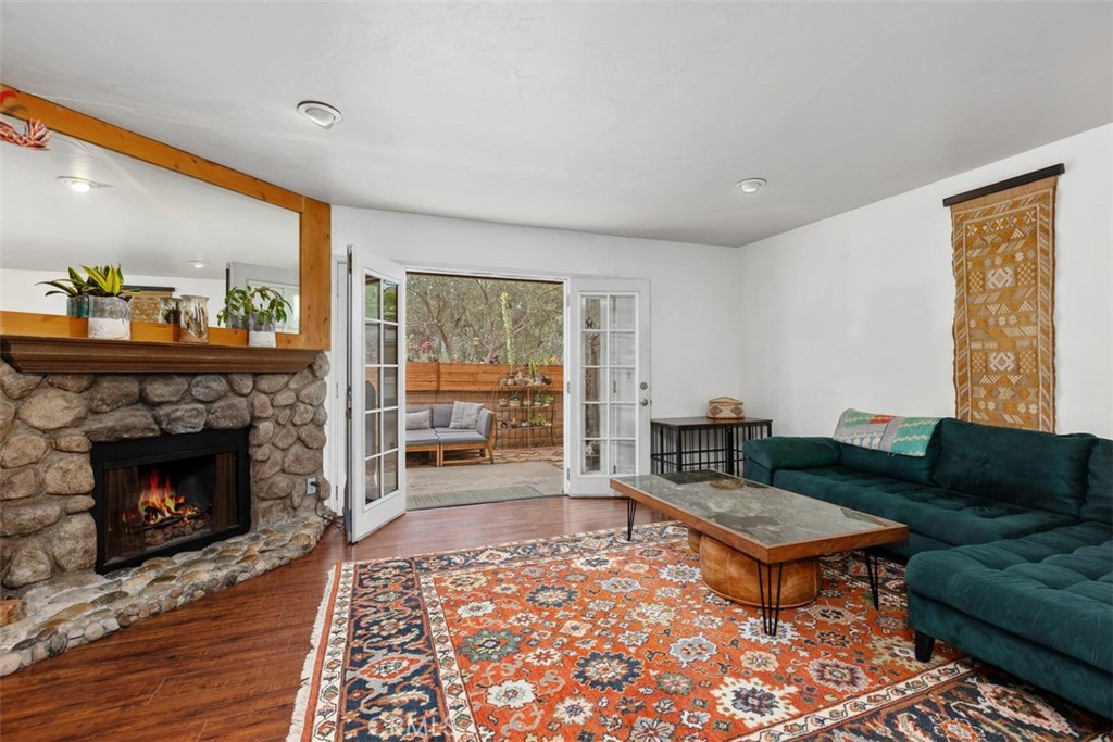 23821 Hillhurst 4