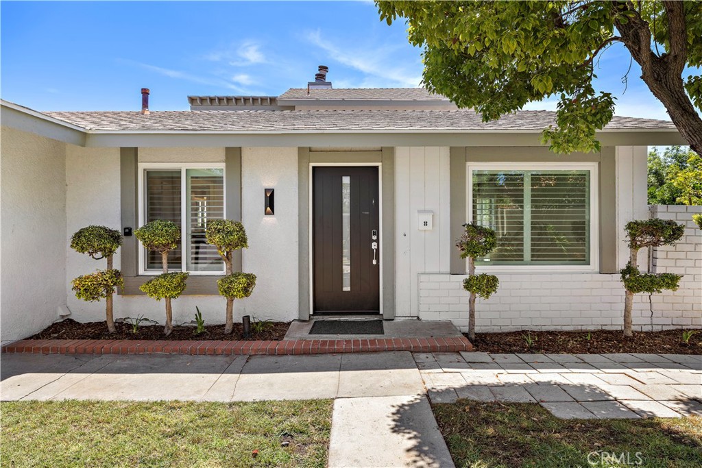 822 E Borchard Avenue