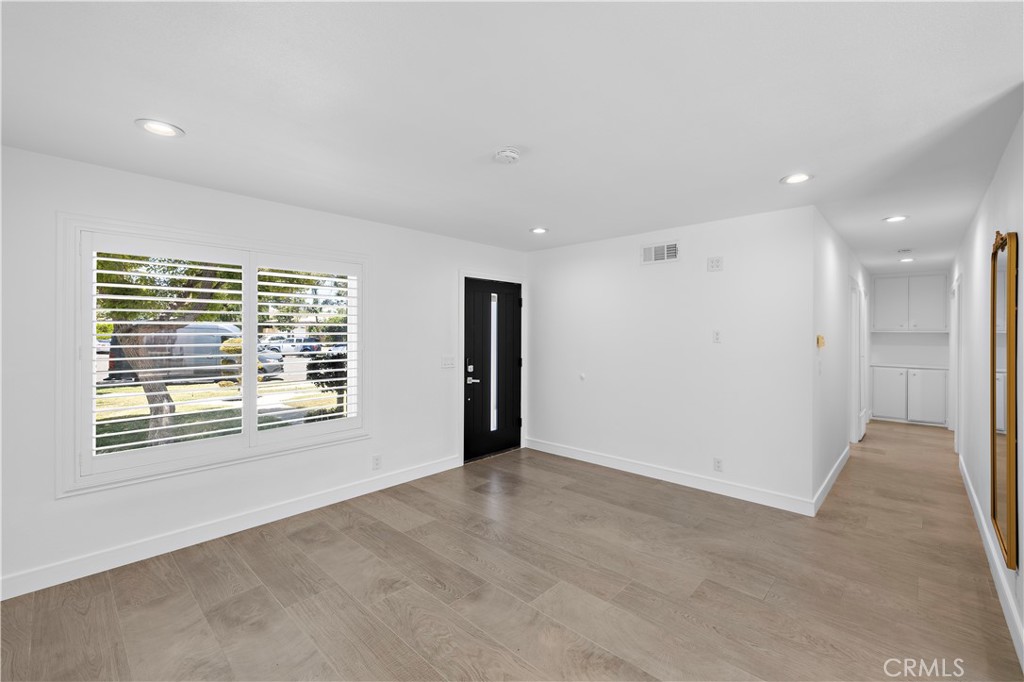 822 E Borchard Avenue