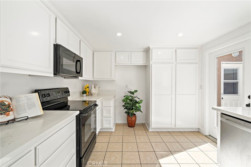 4902 Pearce