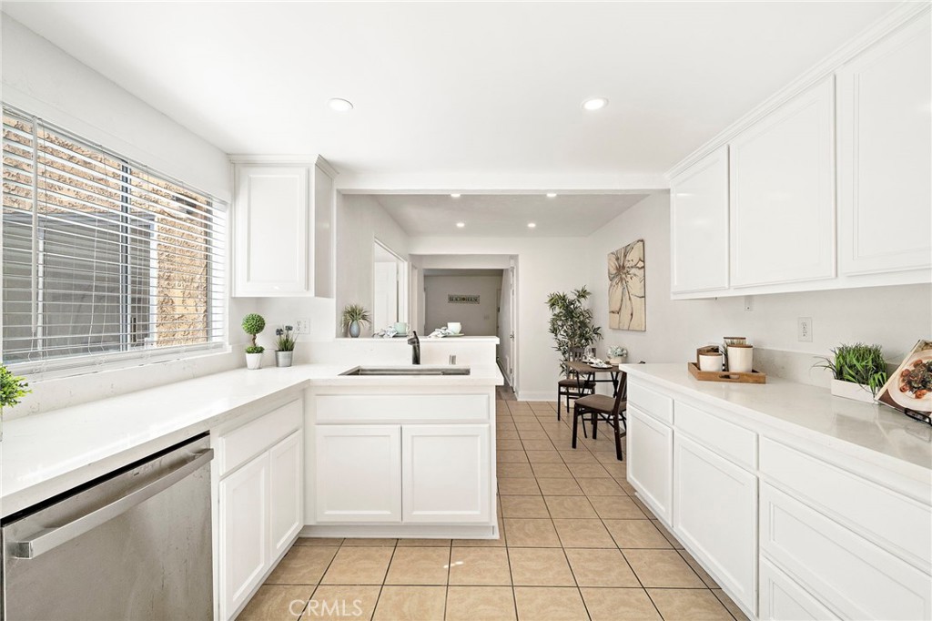 4902 Pearce