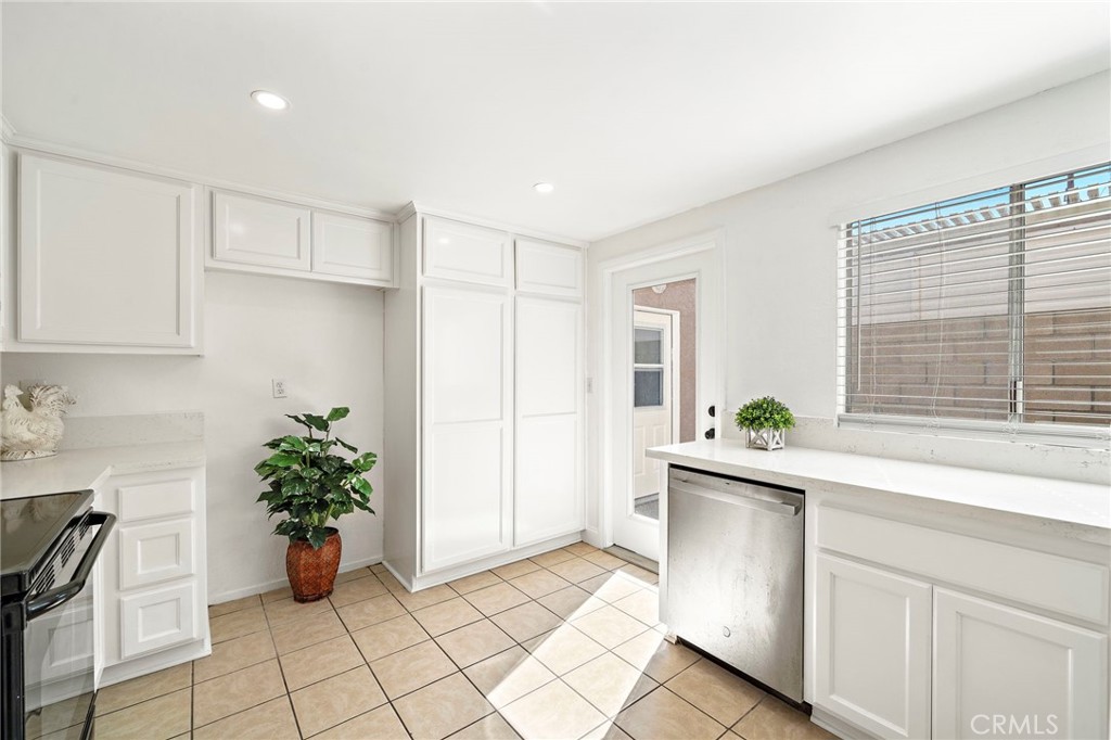 4902 Pearce