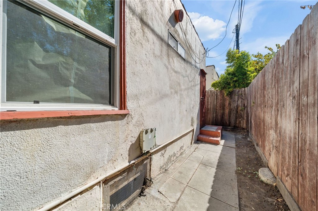 1174 E 9th Street