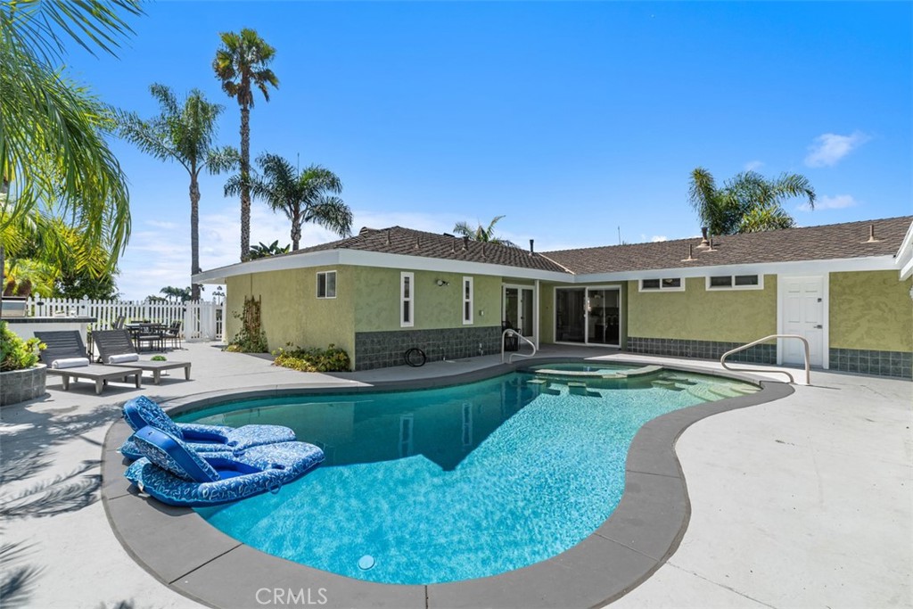 2820 Via Montecito