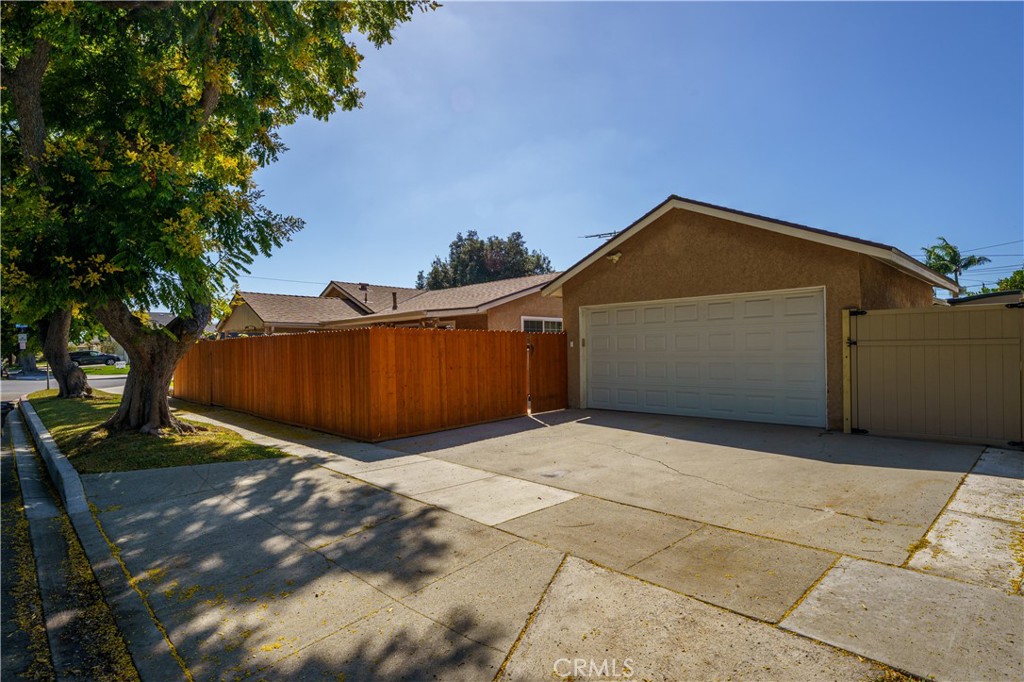 6285 E Metz