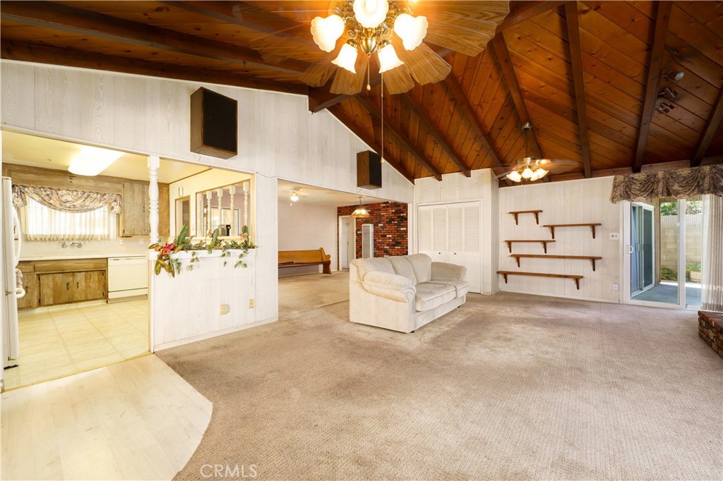 6285 E Metz