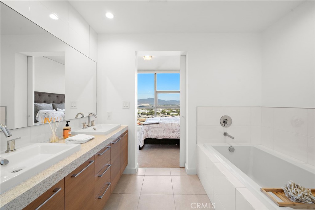 9 MacArthur Place 1402