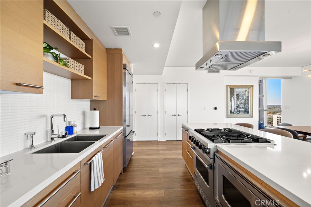 9 MacArthur Place 1402