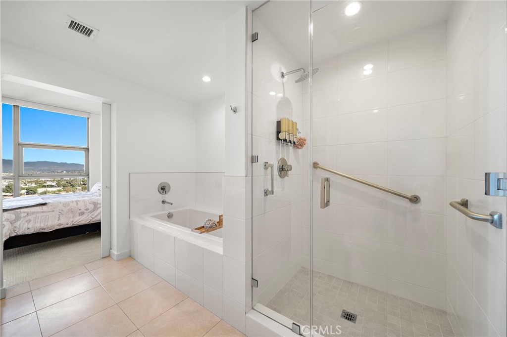 9 MacArthur Place 1402