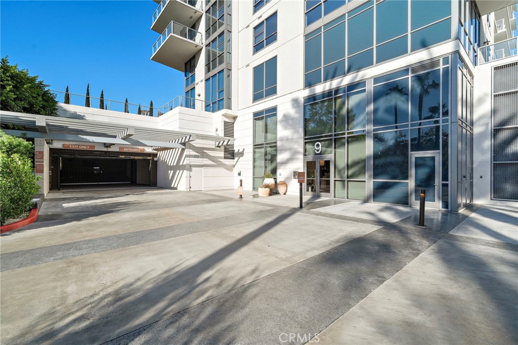 9 MacArthur Place 1402